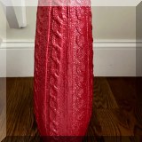 D31. Red &ldauo;knit” vase. 